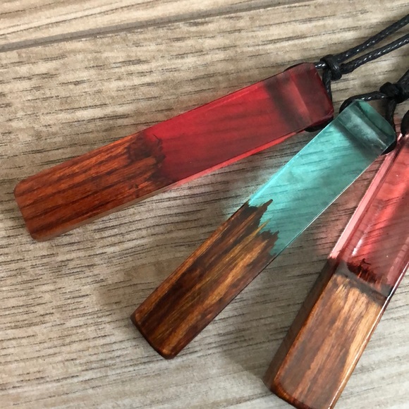 Sold! Wood and resin necklace - Picture 2 of 4